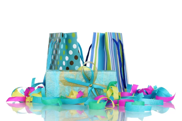 Renkli hediye çanta ve hediyeler üzerine beyaz izole Serpantinli ile — Stok fotoğraf