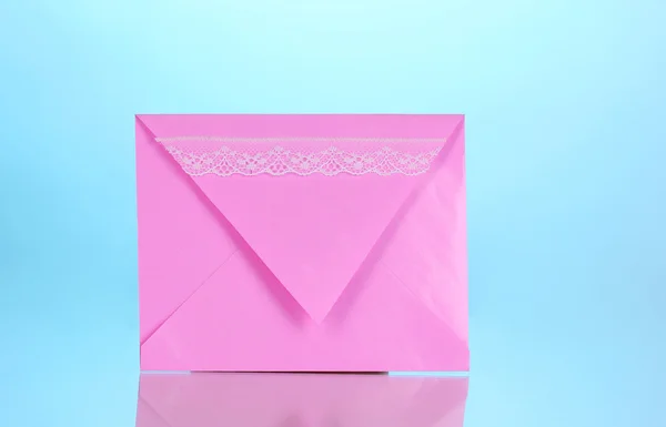 Цветной конверт на синем фоне — стоковое фото