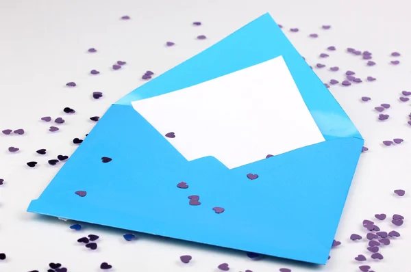 Envelope de cor e confete isolado no branco — Fotografia de Stock