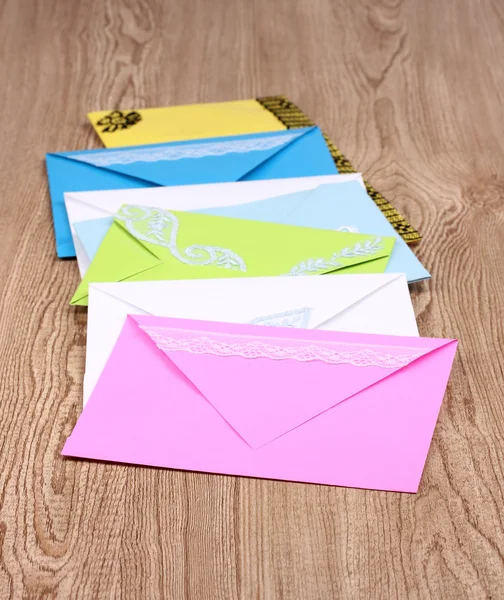 Bando de envelopes de cor em fundo de madeira — Fotografia de Stock