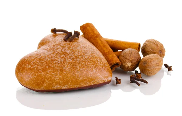Tarçın, nutmegs ve karanfil beyaz izole kalp şeklinde kurabiye — Stok fotoğraf