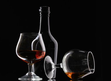 brandy ve siyah arka plan üzerine şişe bardak