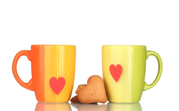 Två koppar med tepåse och hjärtformade kakor isolerad på vit — Stockfoto