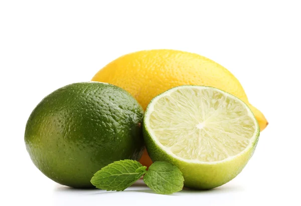 Свежий лайм и лимон с мятой изолированы на белом — стоковое фото