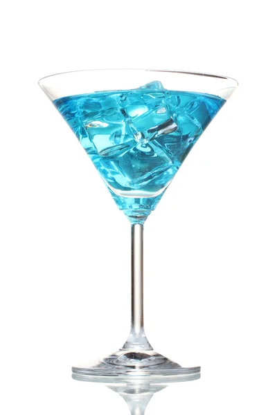 Blauer Cocktail im Martini-Glas mit Eis isoliert auf weiß — Stockfoto