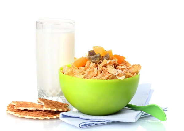Smakelijke cornflakes in groene kom en glas melk geïsoleerd op wit — Stockfoto