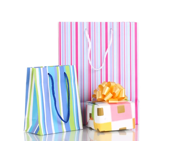Bunte Geschenktüten mit Geschenken isoliert auf weiß — Stockfoto