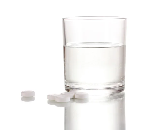 Verre d'eau et pilules isolé sur blanc — Photo