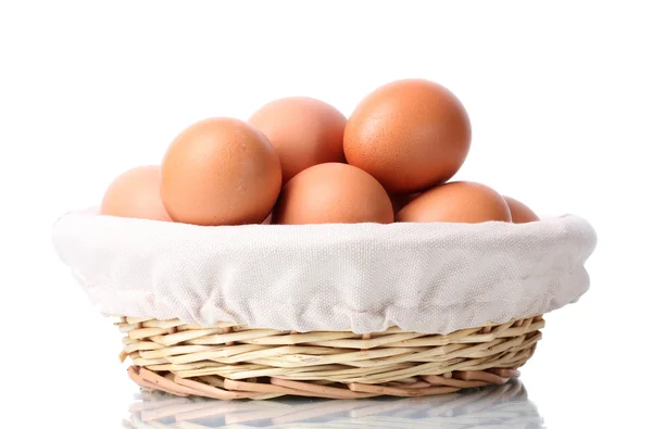 Bruin eieren in een mand geïsoleerd op wit — Stockfoto