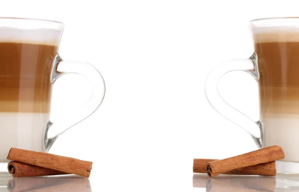 Illatos? offee latte, üveg csészék és fahéj közelről elszigetelt fehér — Stock Fotó