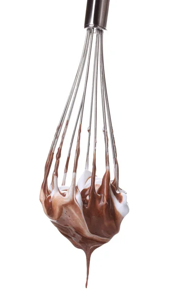 Batidor de metal para batir huevos con crema de chocolate aislada en blanco — Foto de Stock