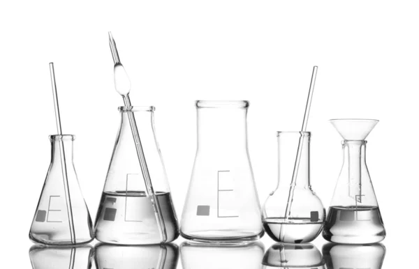 Vidros de laboratório diferentes com água e vazios com isolamento de reflexão — Fotografia de Stock