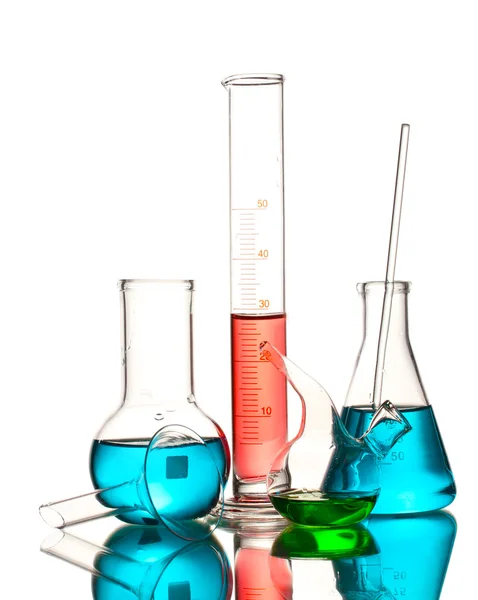 Різні лабораторні скляні посуд з кольоровою рідиною і з відображенням ізоляту — стокове фото