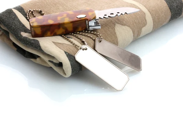軍のバッジ、ナイフ、白で隔離される迷彩 — ストック写真