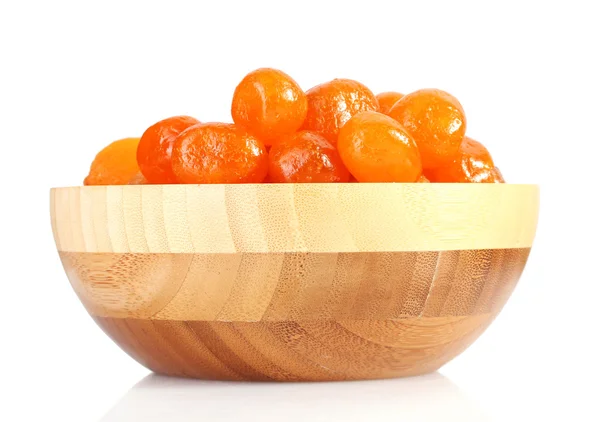 Сушеные мандарины в деревянной чаше, изолированные на белом — стоковое фото