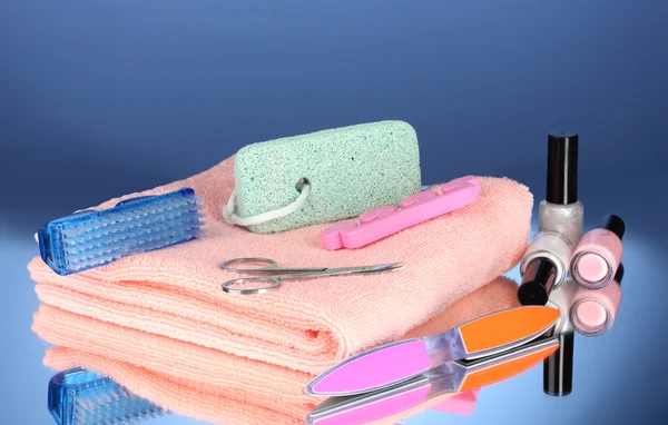 Pedicure ingesteld op roze handdoek op blauwe achtergrond — Stockfoto