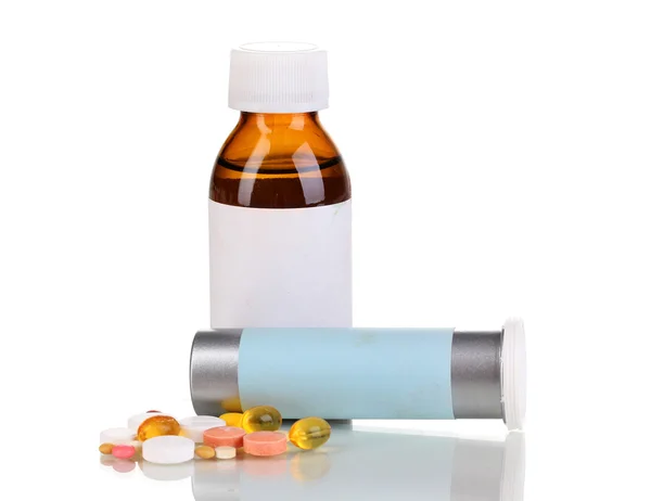 Медицинские бутылки и таблетки, изолированные на белом — стоковое фото