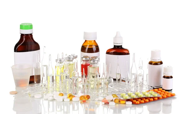 Medyczne butelek z medyczne ampułki i tabletki na białym tle — Zdjęcie stockowe