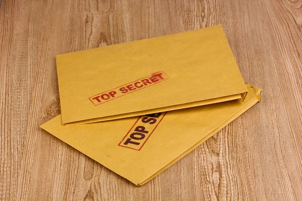 木製の背景にトップ シークレット スタンプ封筒 — ストック写真