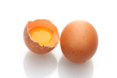 kahverengi yumurta sarısını üzerine beyaz izole