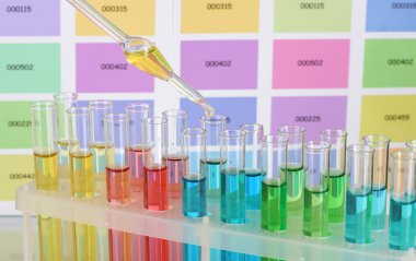 test tüpleri ile renkli sıvı ve pipet renk örnekleri zemin üzerine