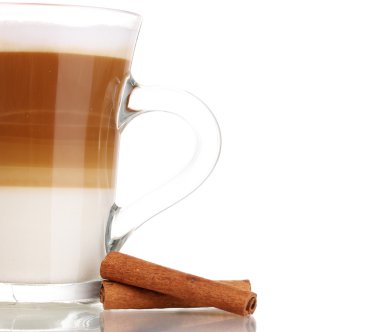 Güzel kokulu? cam bardak ve tarçın yakın çekim üzerinde beyaz izole offee latte