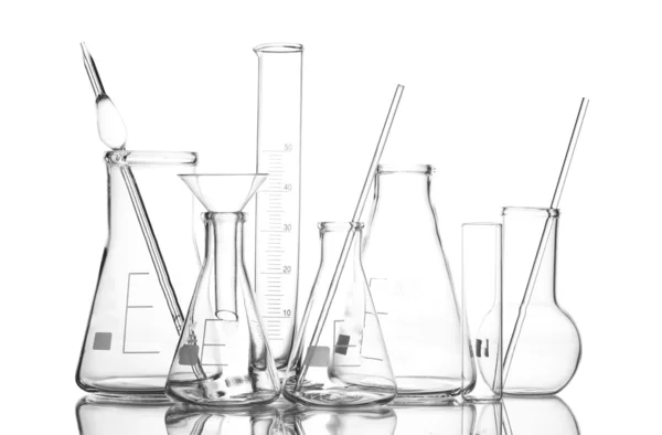 Порожній лабораторний скляний посуд з відображенням ізольовано на білому — стокове фото