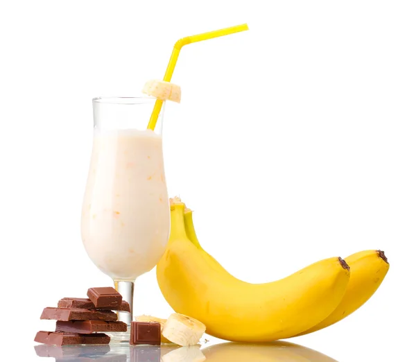 Молочный коктейль с бананами и шоколадом, изолированные на белом — стоковое фото