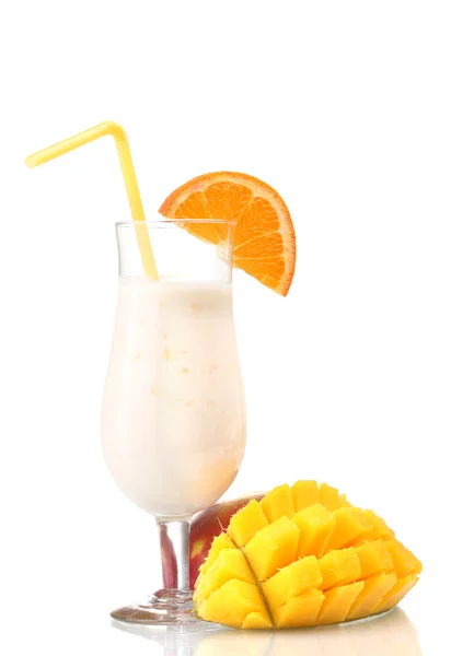 Mléčný koktejl s mangem izolované na bílém — Stock fotografie