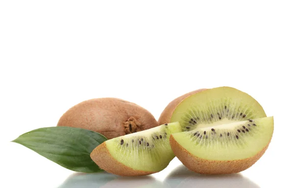 Juicy kiwi frutas con hojas aisladas en blanco — Foto de Stock