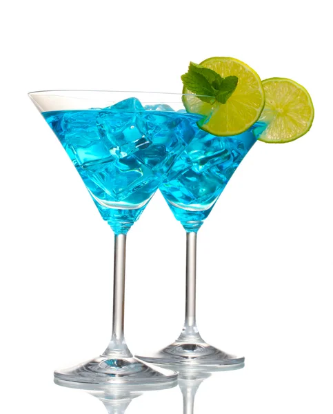 Blå cocktail i martini glas med is isolerad på vit — Stockfoto