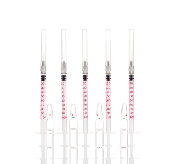 Insuline spuiten en medische ampullen geïsoleerd op wit — Stockfoto