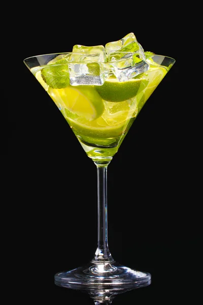 Bicchiere di cocktail con lime e menta su fondo nero — Foto Stock