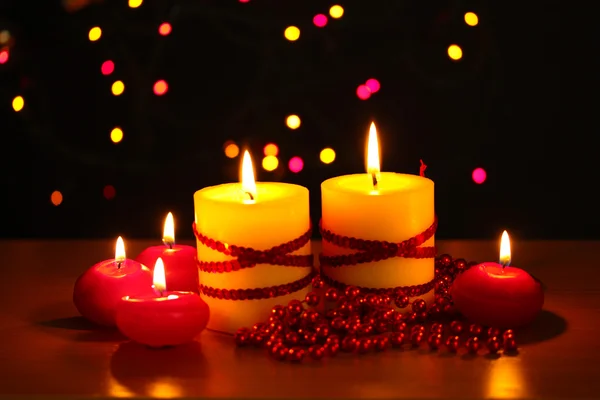 Όμορφα κεριά και διακόσμηση σε ξύλινο τραπέζι σε φωτεινό φόντο — Φωτογραφία Αρχείου