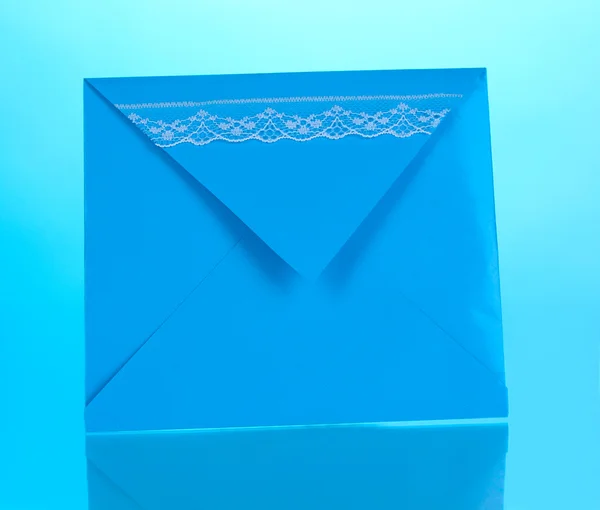 Enveloppe couleur sur fond bleu — Photo