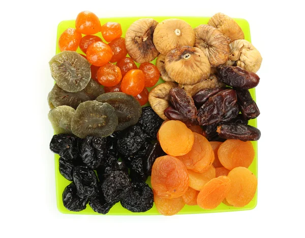 Deliziosi frutti secchi su piatto isolato su bianco — Foto Stock