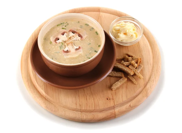 Sopa saborosa em tábua redonda de madeira isolada em branco — Fotografia de Stock
