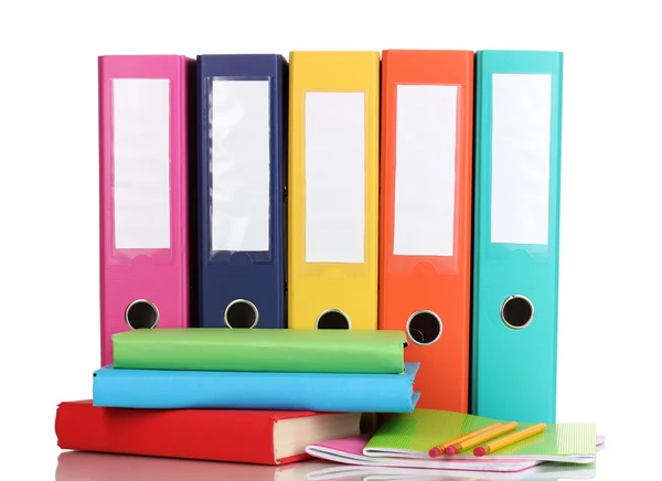 Helle Büromappen und Bücher mit Briefpapier isoliert auf weiß — Stockfoto