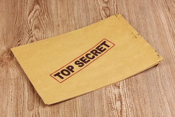 Φάκελος με κορυφαίο μυστικό σφραγίδα σε ξύλινα φόντο — Φωτογραφία Αρχείου