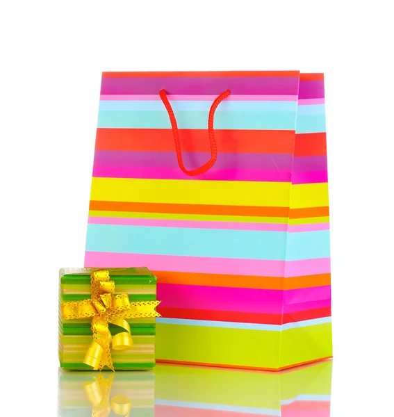 Barevné dárkové tašky s dárky izolovaných na bílém — Stock fotografie