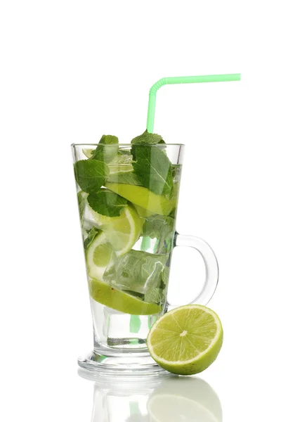 Bicchiere di cocktail con lime e menta isolato su bianco — Foto Stock