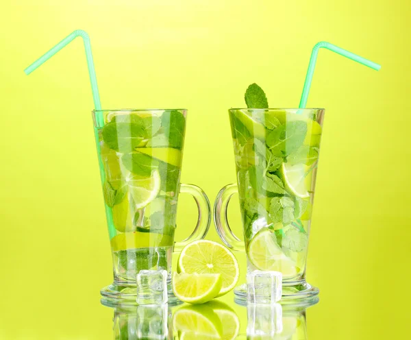 Copos de coquetel com limão e hortelã sobre fundo verde — Fotografia de Stock
