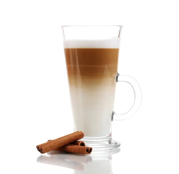 Latte aux saveurs parfumées dans une tasse en verre et cannelle isolée sur du blanc — Photo