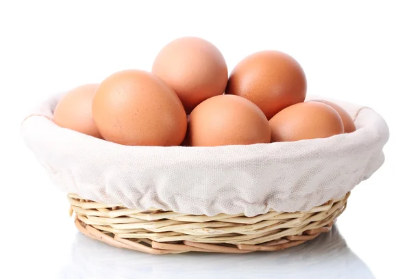 Brązowy jajka w koszyku na białym tle — Zdjęcie stockowe