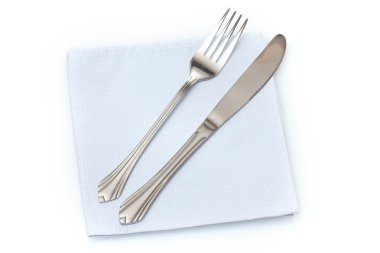 çatal ve bıçak üzerinde beyaz izole mavi bir bez