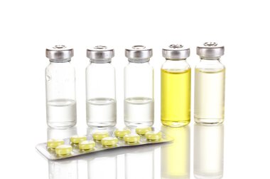 tabletler ve üzerinde beyaz izole ampul