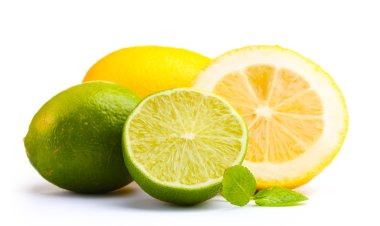 taze limon ve nane üzerinde beyaz izole limon