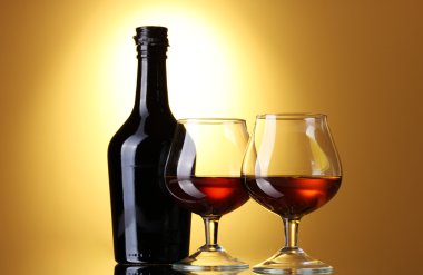 brandy ve Sarı zemin üzerine şişe bardak