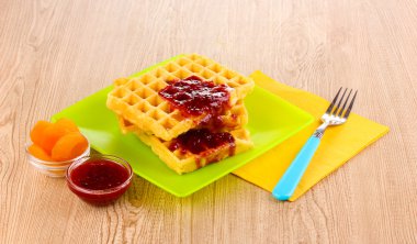 ahşap zemin üzerinde plaka reçel ile lezzetli waffle