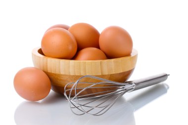ahşap kase WHI izole kahverengi yumurta ve yumurta çırpma için metal çırpma teli